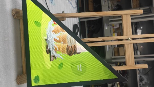 揭秘異形廣告機(jī)：革新傳播的5大特征！